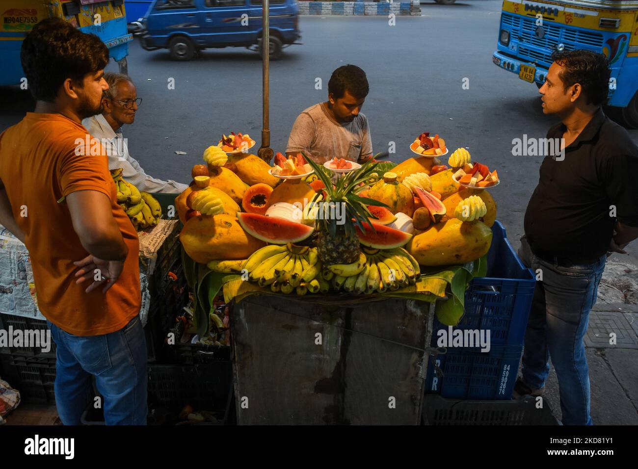 Ein Obstverkäufer wird gesehen, wie er am 19. April 2022 in Kalkutta, Indien, am Abend vor iftar Salate verkauft. (Foto von Debarchan Chatterjee/NurPhoto) Stockfoto