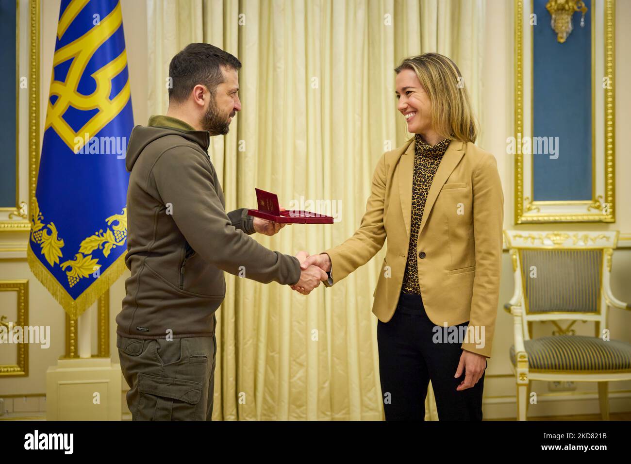 Der ukrainische Präsident Volodymyr Zelensky hatte ein Treffen mit dem Nationalen Sicherheitsberater des Präsidenten der Vereinigten Staaten, Jake Sullivan, der die Ukraine besucht. Das Staatsoberhaupt verlieh Amanda Sloat, hier abgebildet, dem Senior Director for Europe beim Nationalen Sicherheitsrat der USA, den Verdienstorden des dritten Grades. Der Staatschef dankte dem Berater des US-Präsidenten Joseph Biden für die Unterstützung unseres Landes in einer schwierigen Zeit, als Russland eine umfassende Invasion der Ukraine durchführte. Stockfoto