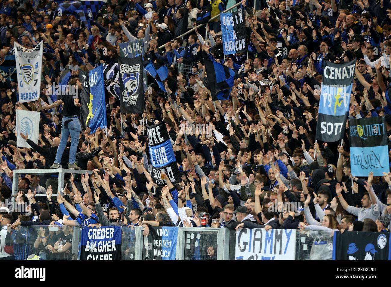 Atalanta BC-Fans während des spiels der italienischen Fußball-Serie A Atalanta BC gegen den FC Hellas Verona am 18. April 2022 im Gewiss-Stadion in Bergamo, Italien (Foto: Francesco Scaccianoce/LiveMedia/NurPhoto) Stockfoto
