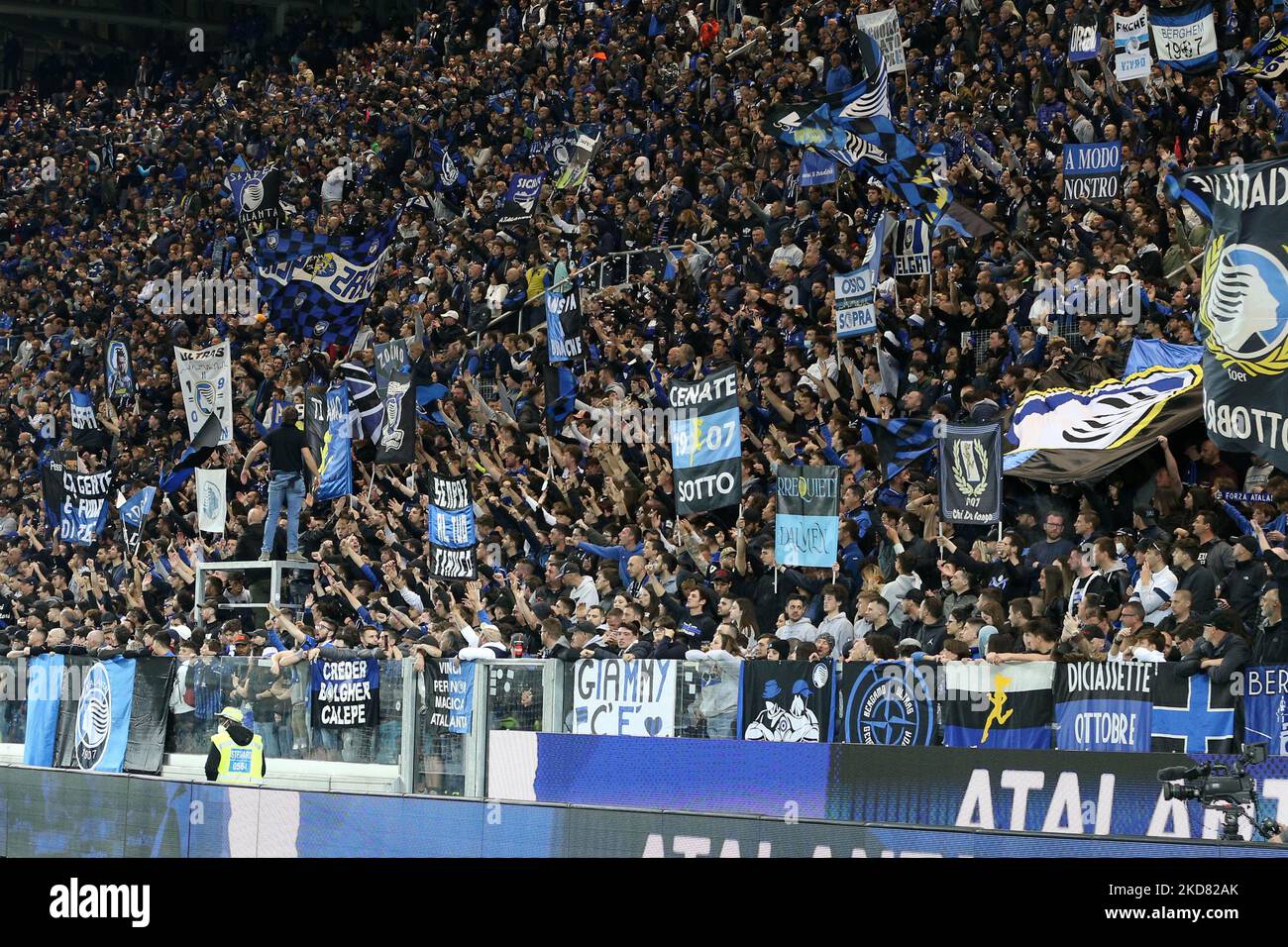 Atalanta BC-Fans während des spiels der italienischen Fußball-Serie A Atalanta BC gegen den FC Hellas Verona am 18. April 2022 im Gewiss-Stadion in Bergamo, Italien (Foto: Francesco Scaccianoce/LiveMedia/NurPhoto) Stockfoto