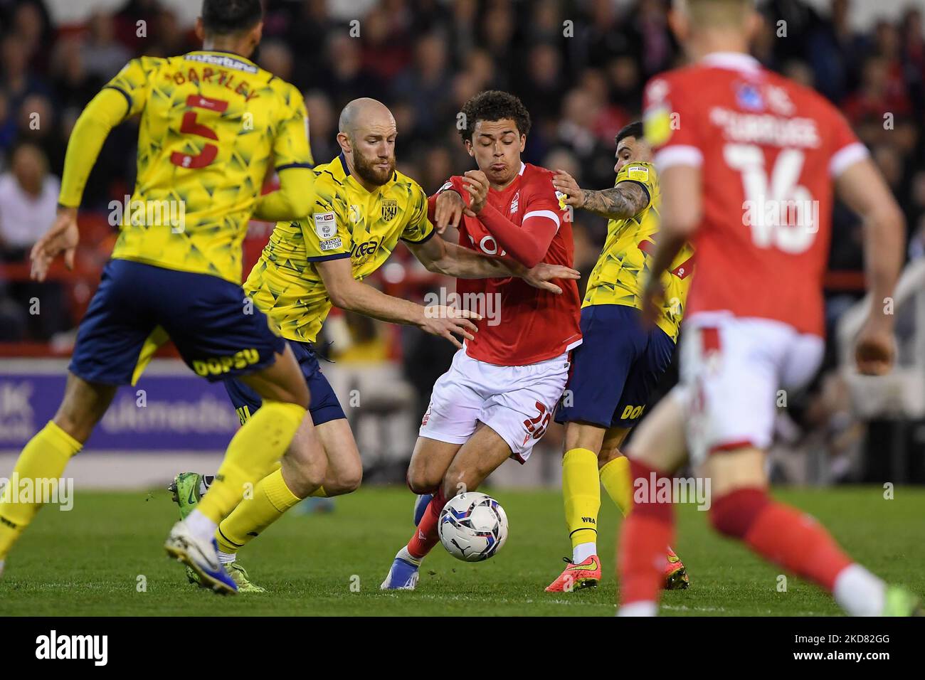 Brennan Johnson von Nottingham Forest kämpft am Montag, den 18.. April 2022, mit Alex Mowatt von West Bromwich Albion und Matthew Clarke von West Bromwich Albion während des Sky Bet Championship-Spiels zwischen Nottingham Forest und West Bromwich Albion am City Ground, Nottingham. (Foto von Jon Hobley/MI News/NurPhoto) Stockfoto