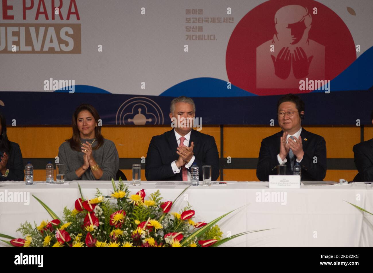 Der kolumbianische Präsident Ivan Duque (Mitte) und die First Lady Maria Juliana Ruiz (links) sowie der südkoreanische Minister für Kultur, Sport und Tourismus Hwang Hee (rechts) während der Eröffnung der Internationalen Buchmesse (FILBO) in Bogota, Kolumbien, am 19. April 2022. Seit Beginn der COVID-19-Pandemie mit Südkorea als Gastland öffnete die Buchmesse ihre Pforten für Besucher. (Foto von Sebastian Barros/NurPhoto) Stockfoto