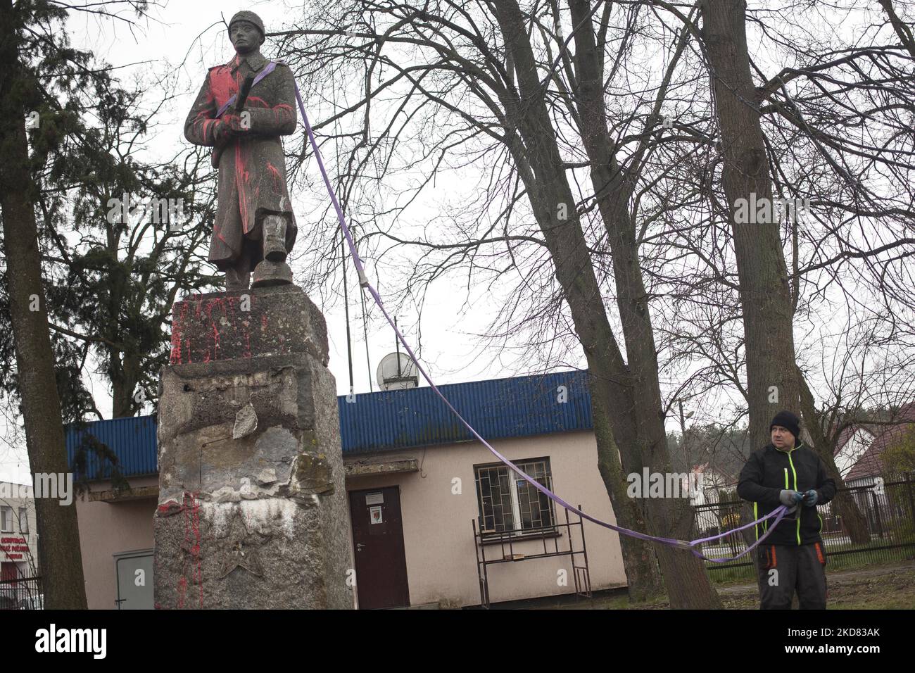 Das Denkmal für einen Soldaten der Roten Armee in Siedlce wurde demontiert und von seinem Sockel entfernt. Dies ist eine weitere Phase der Entkommunisierung, die das Institut für nationales Gedenken in Siedlc am 20. April 2022 angekündigt hat. (Foto von Maciej Luczniewski/NurPhoto) Stockfoto
