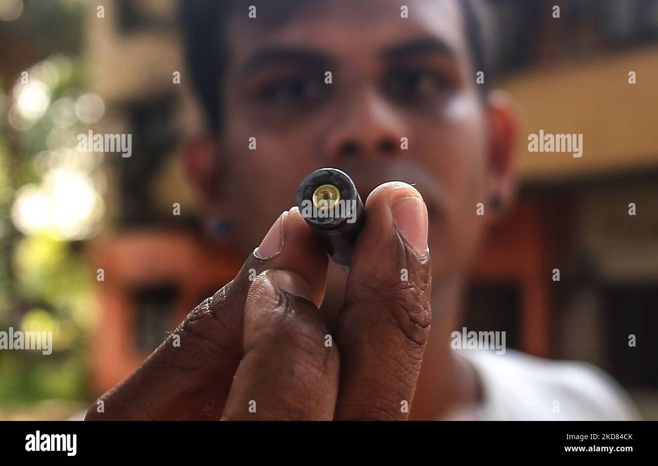 Shan, 26 Jahre alt, zeigt die Patrone, die von der Bereitschaftspolizei bei den jüngsten Protesten in Rambukkana am 20. April 2022 verwendet wurde. Die Polizei tötete einen regierungsfeindlichen Demonstranten in einem Protest gegen die hohen Kraftstoffpreise und forderte den Rücktritt von Präsident Gotabaya Rajapaksa wegen der sich verschärfenden Wirtschaftskrise. (Foto von Pradeep Dambarage/NurPhoto) Stockfoto