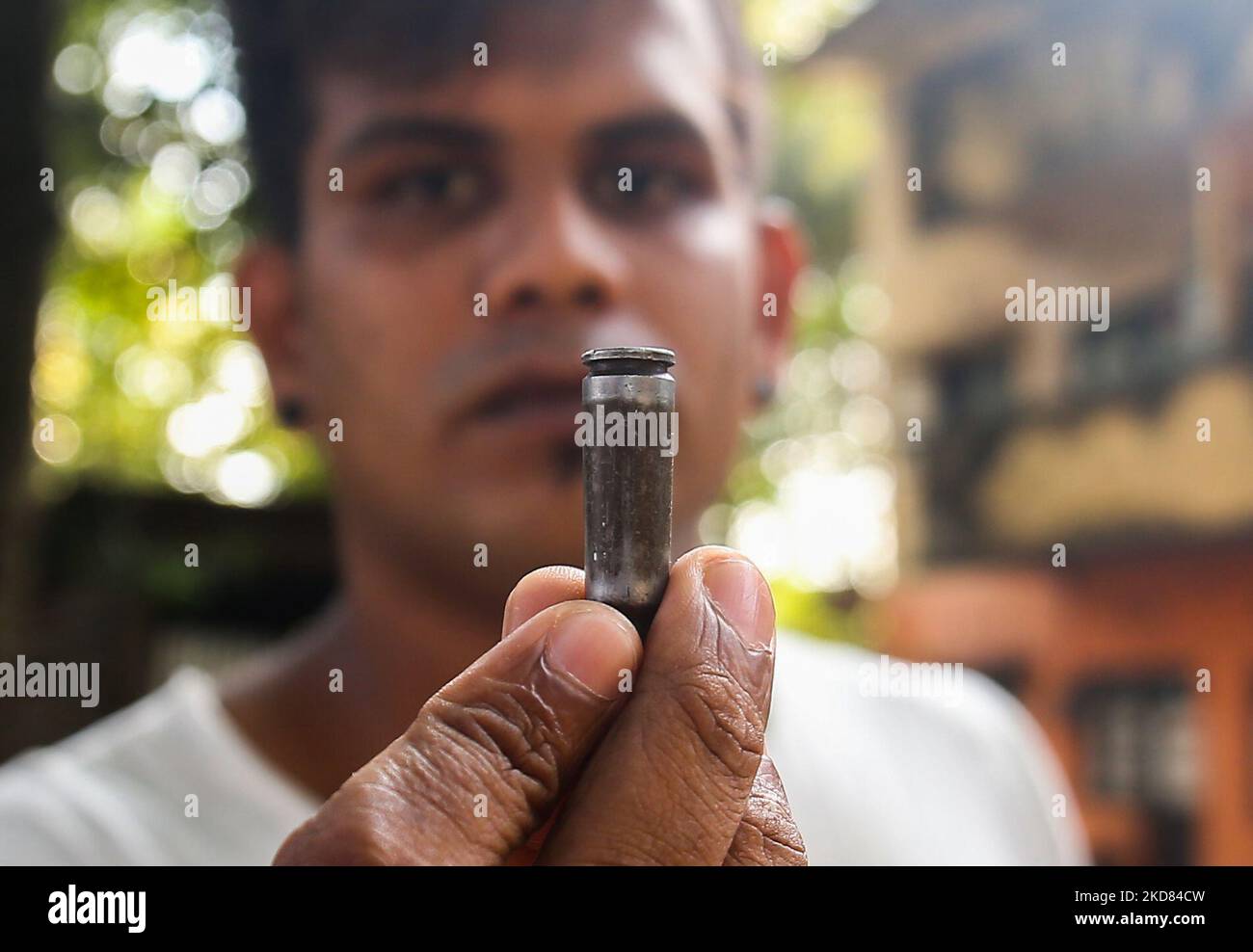 Shan, 26 Jahre alt, zeigt die Patrone, die von der Bereitschaftspolizei bei den jüngsten Protesten in Rambukkana am 20. April 2022 verwendet wurde. Die Polizei tötete einen regierungsfeindlichen Demonstranten in einem Protest gegen die hohen Kraftstoffpreise und forderte den Rücktritt von Präsident Gotabaya Rajapaksa wegen der sich verschärfenden Wirtschaftskrise. (Foto von Pradeep Dambarage/NurPhoto) Stockfoto