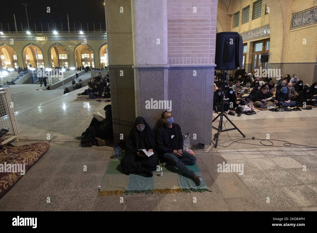 Ein iranisches Paar betet in der Imam Khomeini Grand Moschee in der Innenstadt von Teheran während der ersten Nacht der Qadr-Massengebetszeremonie, zwei Jahre nach dem Ausbruch der neuen Coronavirus-Krankheit (COVID-19) im Iran, am 20. April 2022. (Foto von Morteza Nikoubazl/NurPhoto) Stockfoto