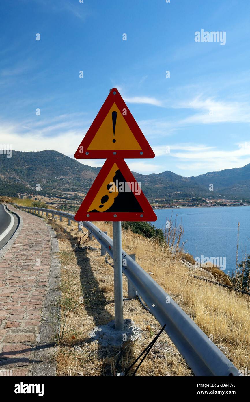 Gefahrenschild und fallende Felsen auf dem Straßenschild. Lesbos Aussicht. Schilder. Stockfoto