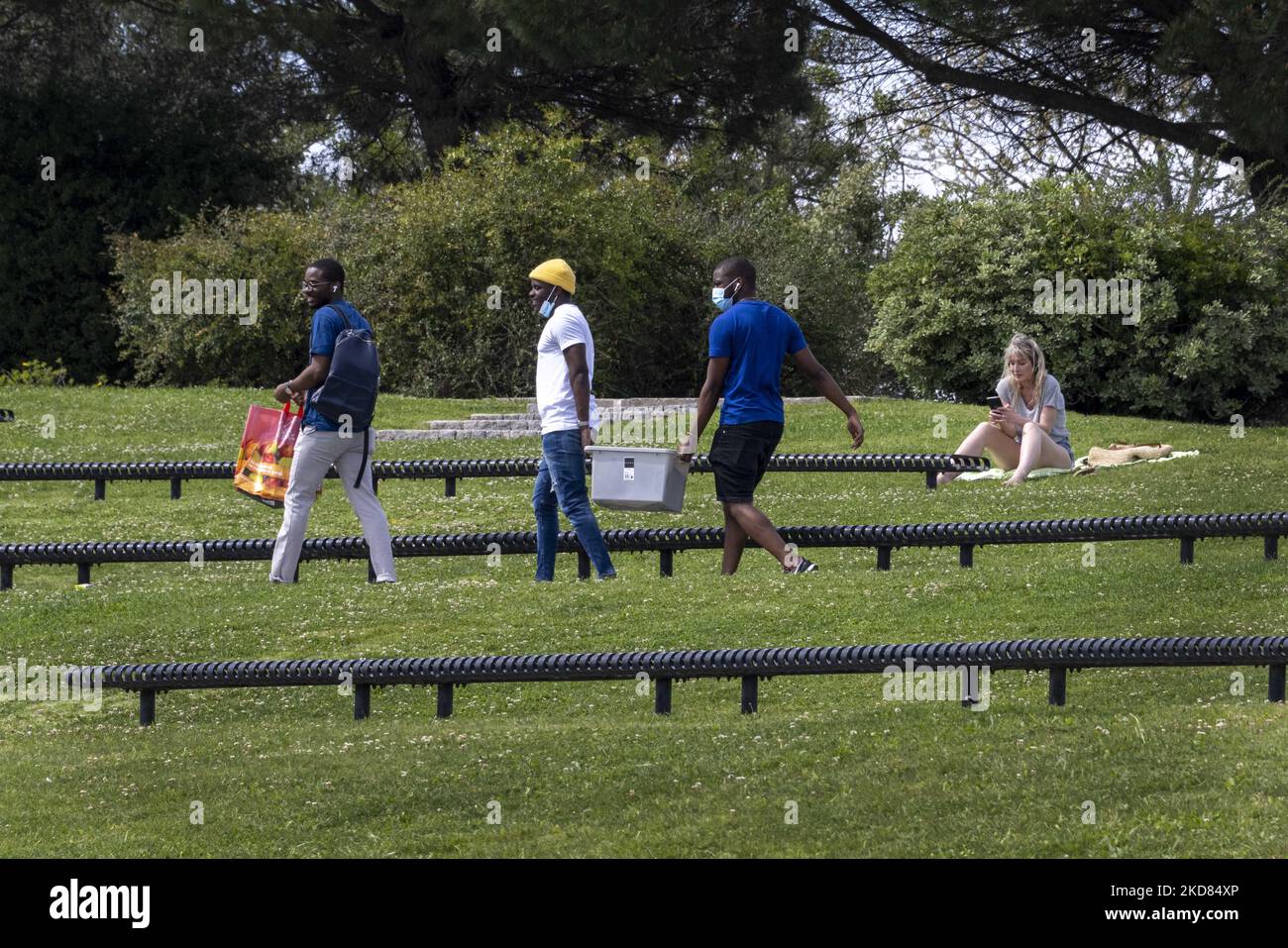 Menschen werden bei Aktivitäten im Freien in der Nähe der Gärten von
