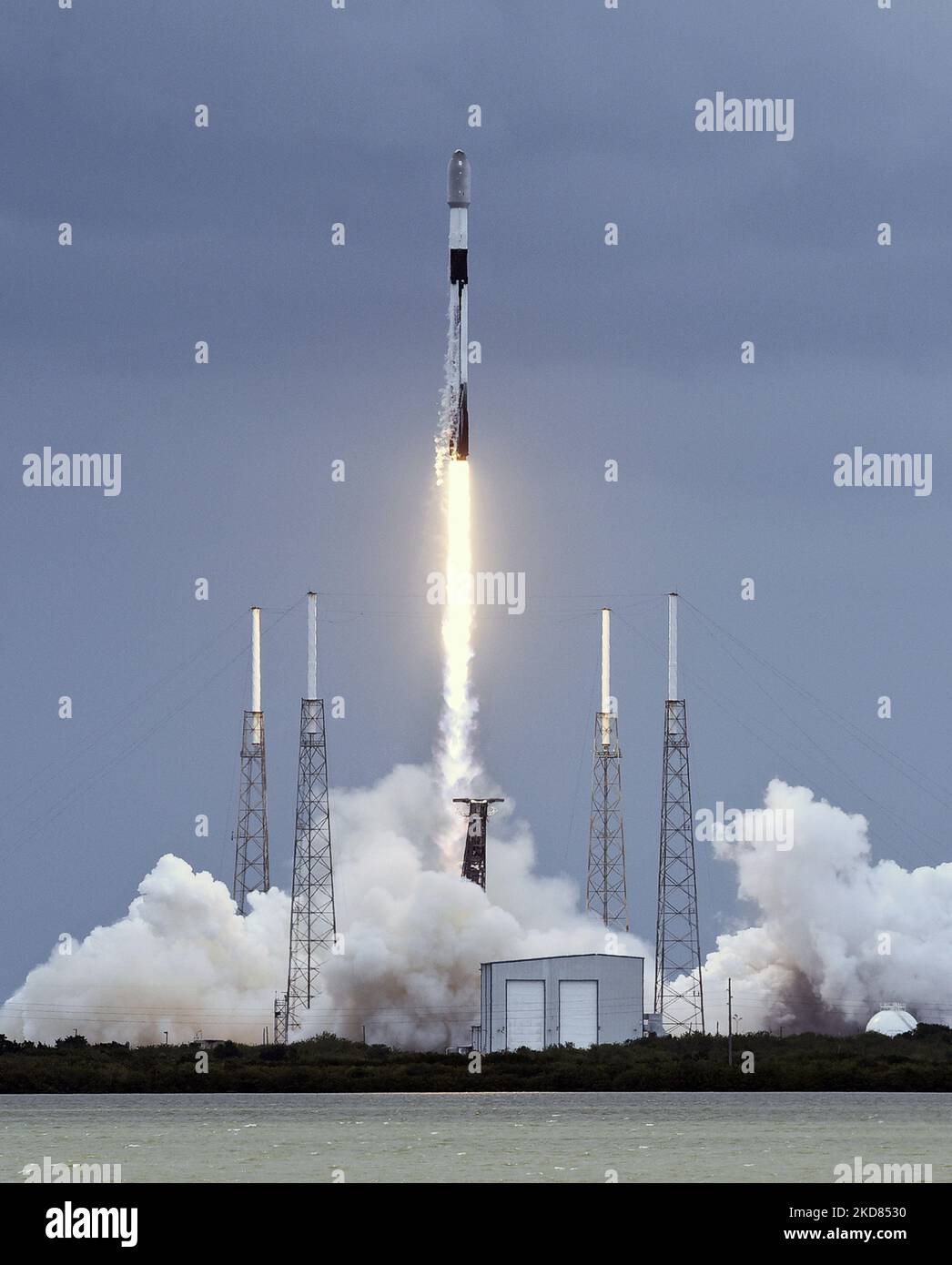 Am 21. April 2022 startet eine SpaceX Falcon 9-Rakete mit einer Charge von 53 Starlink-Internet-Satelliten von Pad 40 auf der Weltraumstation Cape Canaveral in Cape Canaveral, Florida. (Foto von Paul Hennessy/NurPhoto) Stockfoto