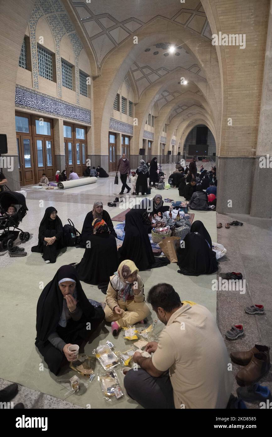 Iranische Familien brechen ihr Fasten, bevor sie die internationale Ausstellung des Heiligen Korans 29. in der Imam Khomeini Grand Moschee in der Innenstadt von Teheran während des heiligen Monats Ramadan am 20. April 2022 besuchen. (Foto von Morteza Nikoubazl/NurPhoto) Stockfoto