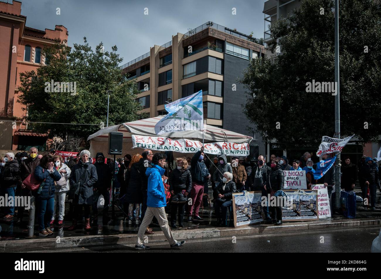 Am 22. April 2022 versammelten sich Verbände und Bürger vor der Region Latium, um gegen die Abfallwirtschaft in Rom, Italien, zu protestieren. Transparente gegen Biomethananlagen und die Eröffnung einer Deponie in Magliano Romano waren vorhanden. (Foto von Andrea Ronchini/NurPhoto) Stockfoto