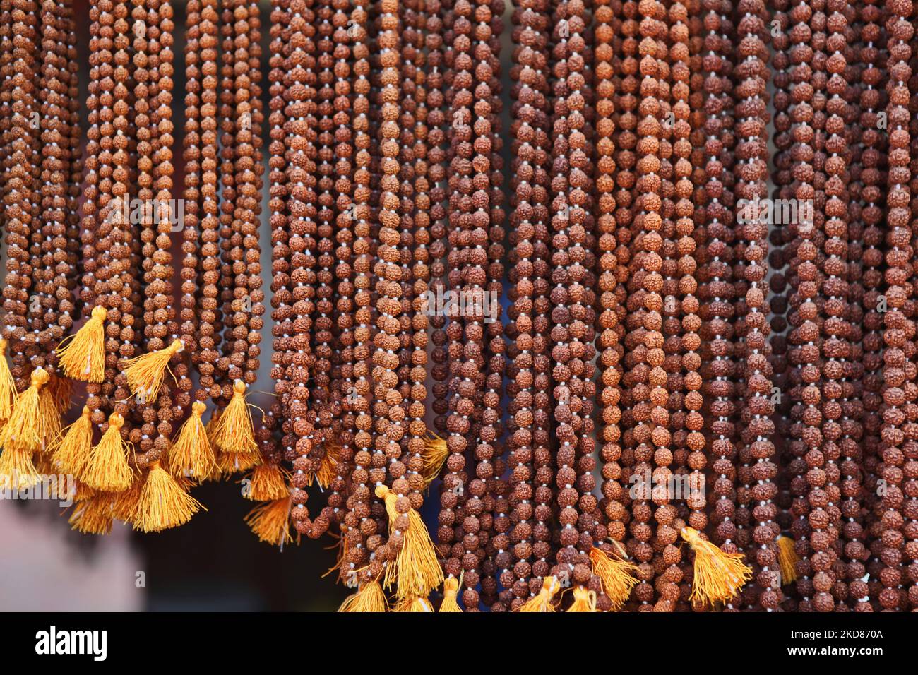Rudraksh Malas zum Verkauf auf dem religiösen Markt in der Nähe des Pashpatinath-Tempels in Kathmandu, Nepal. Rudraksh Malas bestehen traditionell aus 108 Perlen pro Strang und werden für wiederholtes Gebet im Hinduismus, Sikhismus und Buddhismus verwendet. Die Samen werden medizinisch zur Behandlung verschiedener Krankheiten in der traditionellen indischen Medizin eingesetzt. (Foto von Creative Touch Imaging Ltd./NurPhoto) Stockfoto