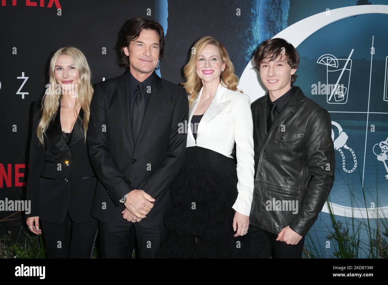 NEW YORK, NEW YORK - 21. APRIL: (L-R) Sofia Hublitz, Jason Bateman, Laura Linney und Skylar Gaertner besuchen die Netflix-Premiere der Saison 4 „Ozark“ am 21. April 2022 in New York City. (Foto von John Nacion/NurPhoto) Stockfoto