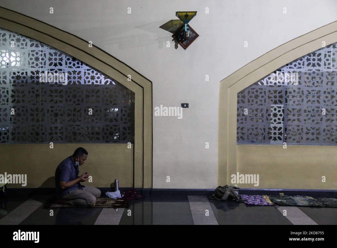 Ein Mann betet während des I'tikaf (der zum Beten in einer Moschee wohnt), um am 23. April 2022 in der PUSDAI Moschee, Bandung, Indonesien, nach Lailatul Qadar zu jagen. In den letzten 10 Nächten des heiligen Ramadan werden die Muslime ihre Verehrungsaktivitäten verstärken, um den Lailatul Qadar zu jagen.die besondere Zeit im heiligen Ramadhan, die vermutlich die Zeit des Durchgangs des heiligen Quran ist, wird auch diese Nacht besser als tausend Monate geglaubt. (Foto von Algi Febri Sugita/NurPhoto) Stockfoto