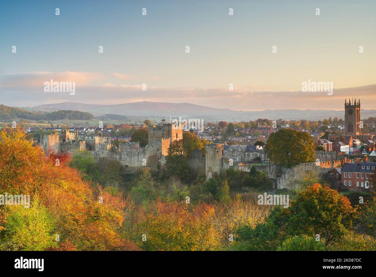 Herbstlicher Sonnenaufgang am Ludlow Castle in Shropshire, Großbritannien, aufgenommen von Whitcliffe Common Stockfoto