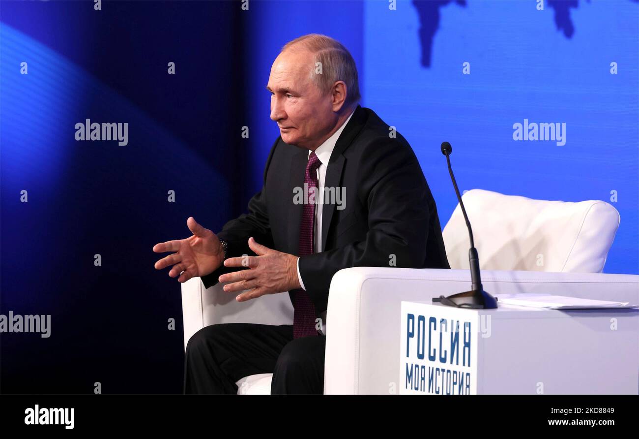Moskau, Russland. 04.. November 2022. Der russische Präsident Wladimir Putin sagte anlässlich eines Treffens mit Historikern und Vertretern traditioneller russischer Religionen anlässlich des Tages der Nationalen Einheit in der zentralen Messehalle von Manesch am 4. November 2022 in Moskau, Russland. Quelle: Mikhail Metzel/Kremlin Pool/Alamy Live News Stockfoto
