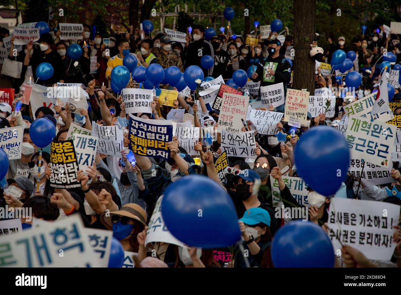 Tausende Demonstranten versammeln sich vor der Yeouido-Nationalversammlung, um gegen das Gesetz zur Reform der Staatsanwaltschaft an Park Byung-seok, den Vorsitzenden der Nationalversammlung, am 23. April 2022 in Seoul, Südkorea, zu protestieren. (Foto von Chris Jung/NurPhoto) Stockfoto