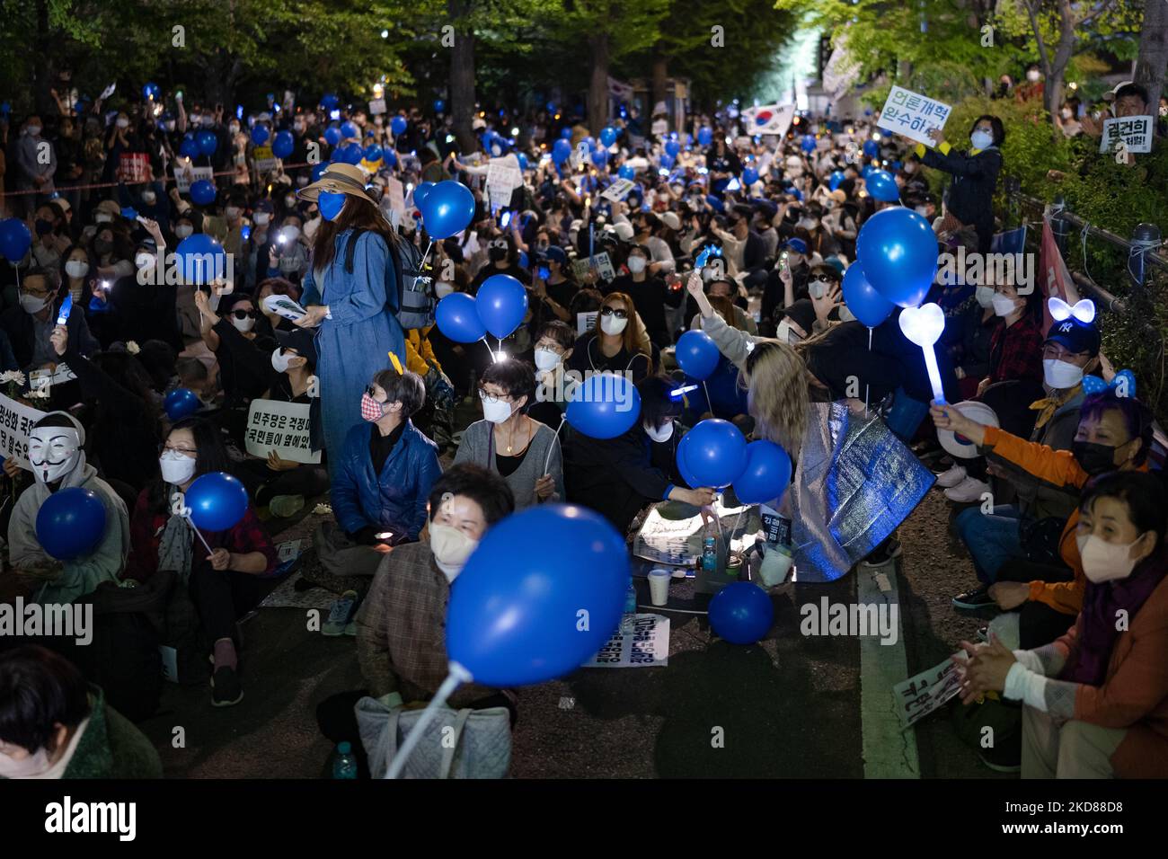 Tausende Demonstranten versammeln sich vor der Yeouido-Nationalversammlung, um gegen das Gesetz zur Reform der Staatsanwaltschaft an Park Byung-seok, den Vorsitzenden der Nationalversammlung, am 23. April 2022 in Seoul, Südkorea, zu protestieren. (Foto von Chris Jung/NurPhoto) Stockfoto