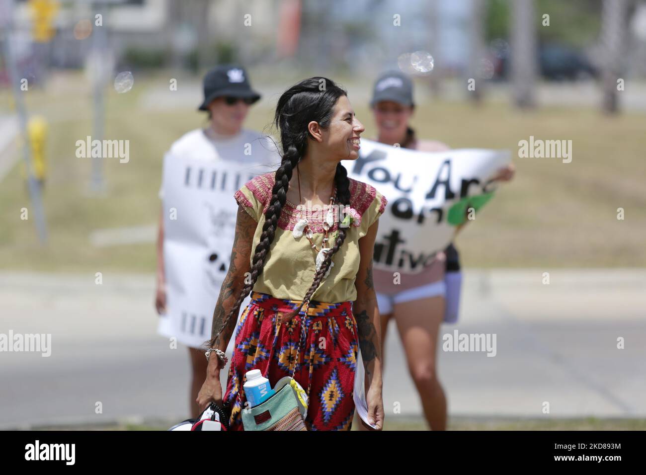 Chiara, eine stolze Karankawa Kadla, führt am 23.. April 2022 einen Protest gegen Enbridge in Corpus Christi, Texas, an. (Foto von Reginald Mathalone/NurPhoto) Stockfoto