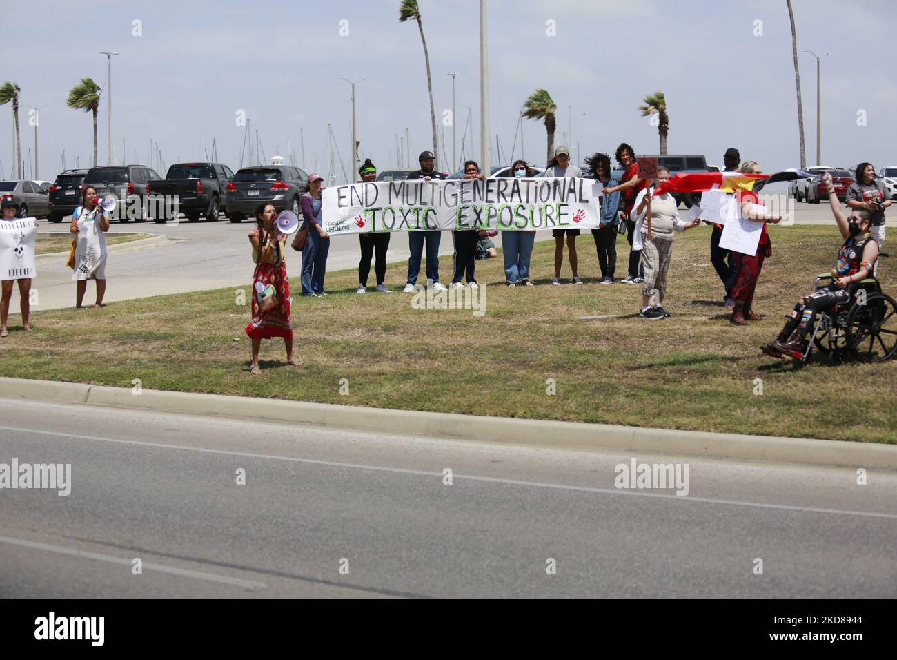 Chiara, eine stolze Karankawa Kadla, führt am 23.. April 2022 einen Protest gegen Enbridge in Corpus Christi, Texas, an. (Foto von Reginald Mathalone/NurPhoto) Stockfoto