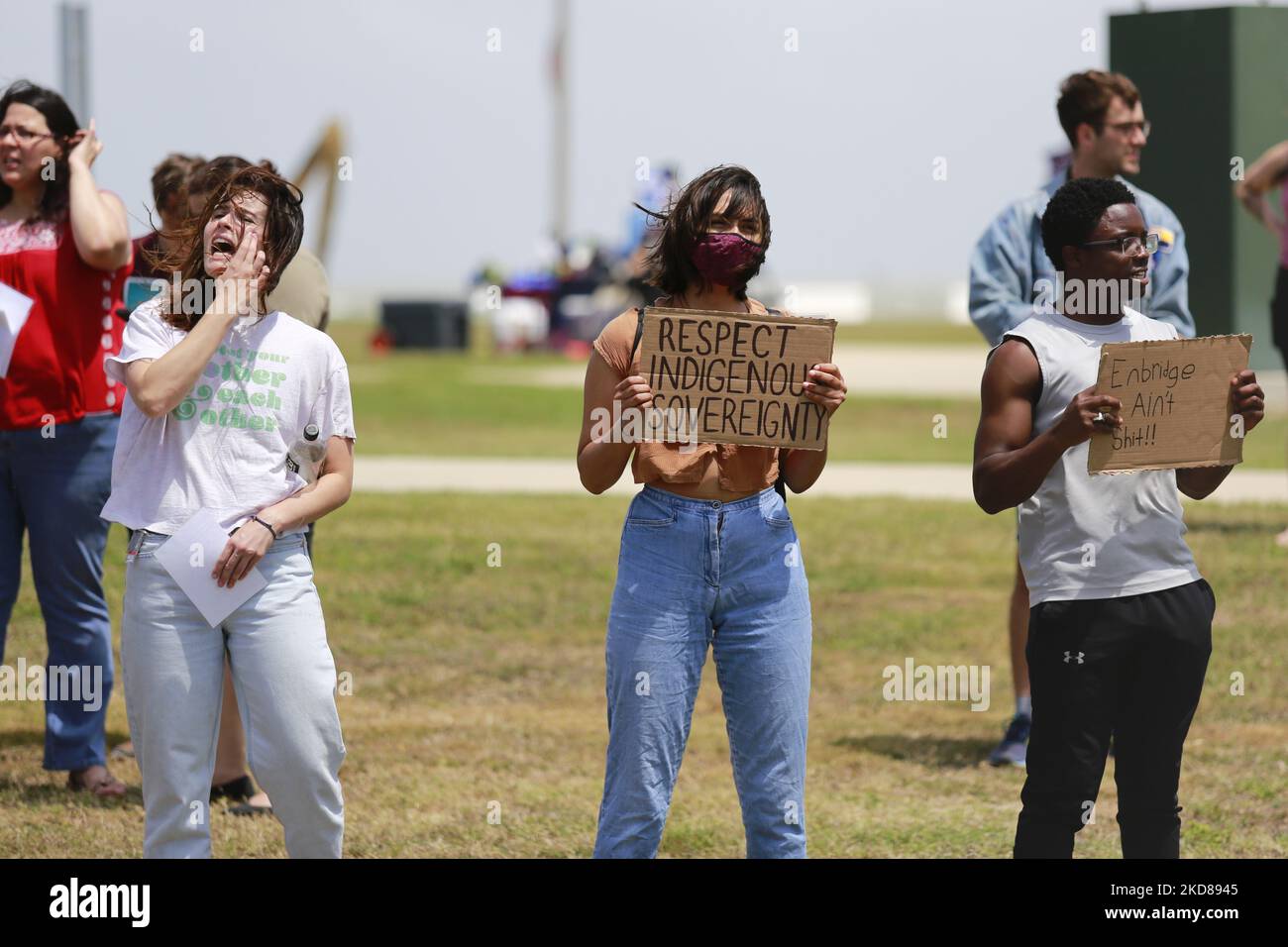 Ein Protestor Hold ist ein Zeichen mit der Aufschrift „Respect Indigenous Sovereignty“ auf einer Demonstration gegen Enbridges Expansion auf heiliges Land am 23.. April 2022. (Foto von Reginald Mathalone/NurPhoto) Stockfoto