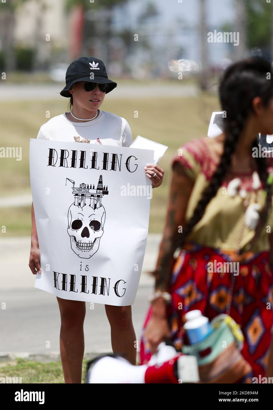 Ein Demonstrator hält ein handgezeichnetes Schild mit der Aufschrift „rilling is killing“ bei einem Protest gegen Enbridges Pipeline am 23.. April 2022 in Corpus Christi, Texas. (Foto von Reginald Mathalone/NurPhoto) Stockfoto