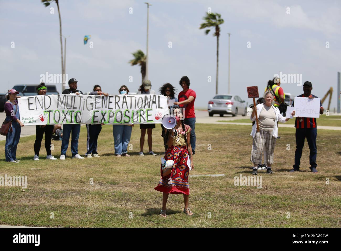 Chiara, eine stolze Karankawa Kadla, führt am 23.. April 2022 einen Protest gegen Enbridge in Corpus Christi, Texas, an. Hinter ihr steht ein Transparent mit der Aufschrift „Ende der generationsübergreifenden toxischen Exposition“. (Foto von Reginald Mathalone/NurPhoto) Stockfoto