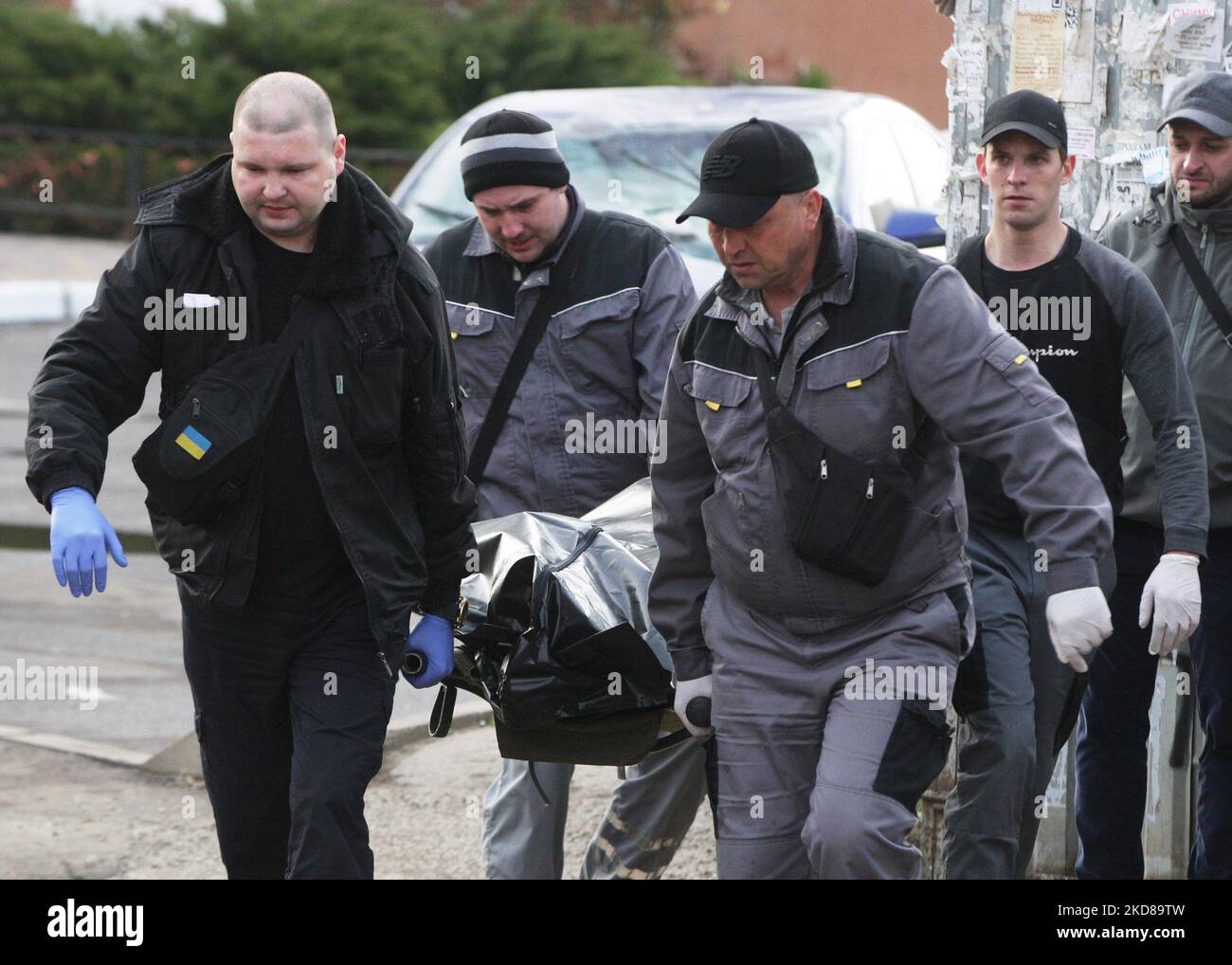 Arbeiter tragen nach einem Raketenangriff in Odesa, Ukraine, am 23. April 2022 eine zivile Leiche. Ukrainische Beamte berichteten, dass Russland sechs Marschflugkörper auf Odesa abgefeuert habe und dabei mindestens acht Menschen, darunter ein Baby, getötet habe. (Foto von STR/NurPhoto) Stockfoto