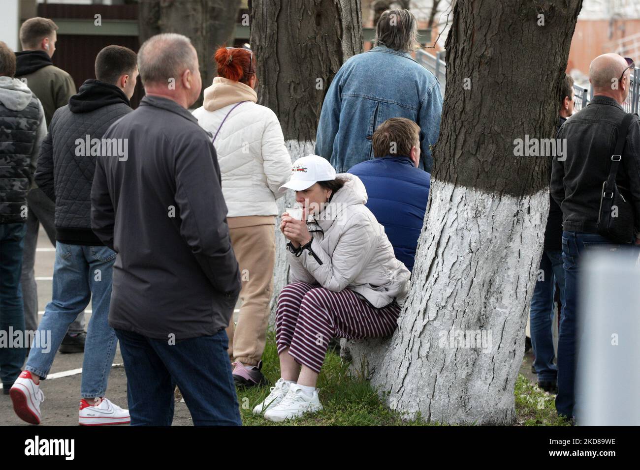 Die Einheimischen werden nach einem Raketenangriff in Odesa, Ukraine, am 23. April 2022 gesehen. Ukrainische Beamte berichteten, dass Russland sechs Marschflugkörper auf Odesa abgefeuert habe und dabei mindestens acht Menschen, darunter ein Baby, getötet habe. (Foto von STR/NurPhoto) Stockfoto