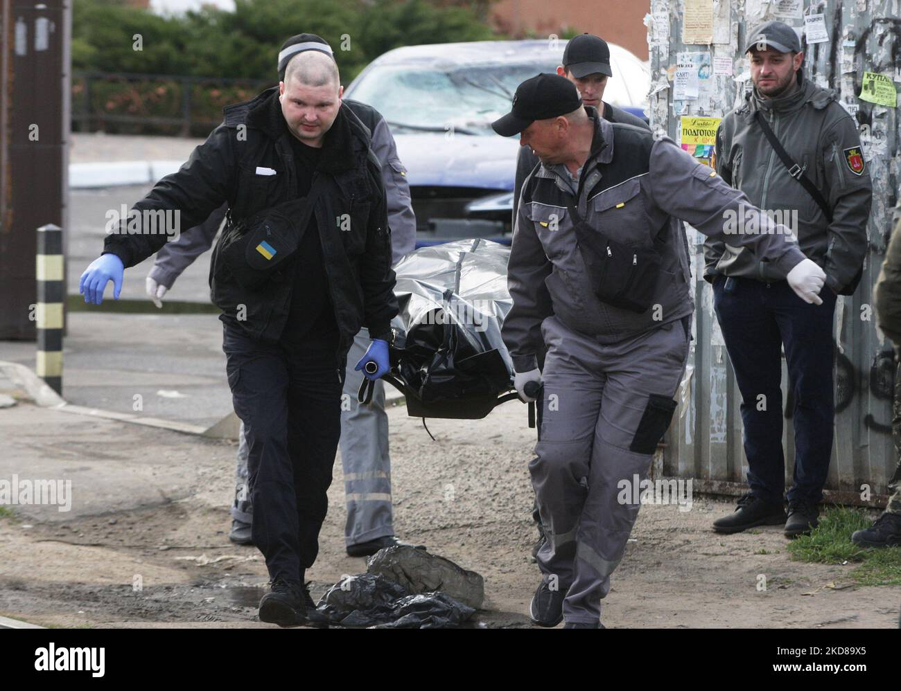 Arbeiter tragen nach einem Raketenangriff in Odesa, Ukraine, am 23. April 2022 eine zivile Leiche. Ukrainische Beamte berichteten, dass Russland sechs Marschflugkörper auf Odesa abgefeuert habe und dabei mindestens acht Menschen, darunter ein Baby, getötet habe. (Foto von STR/NurPhoto) Stockfoto