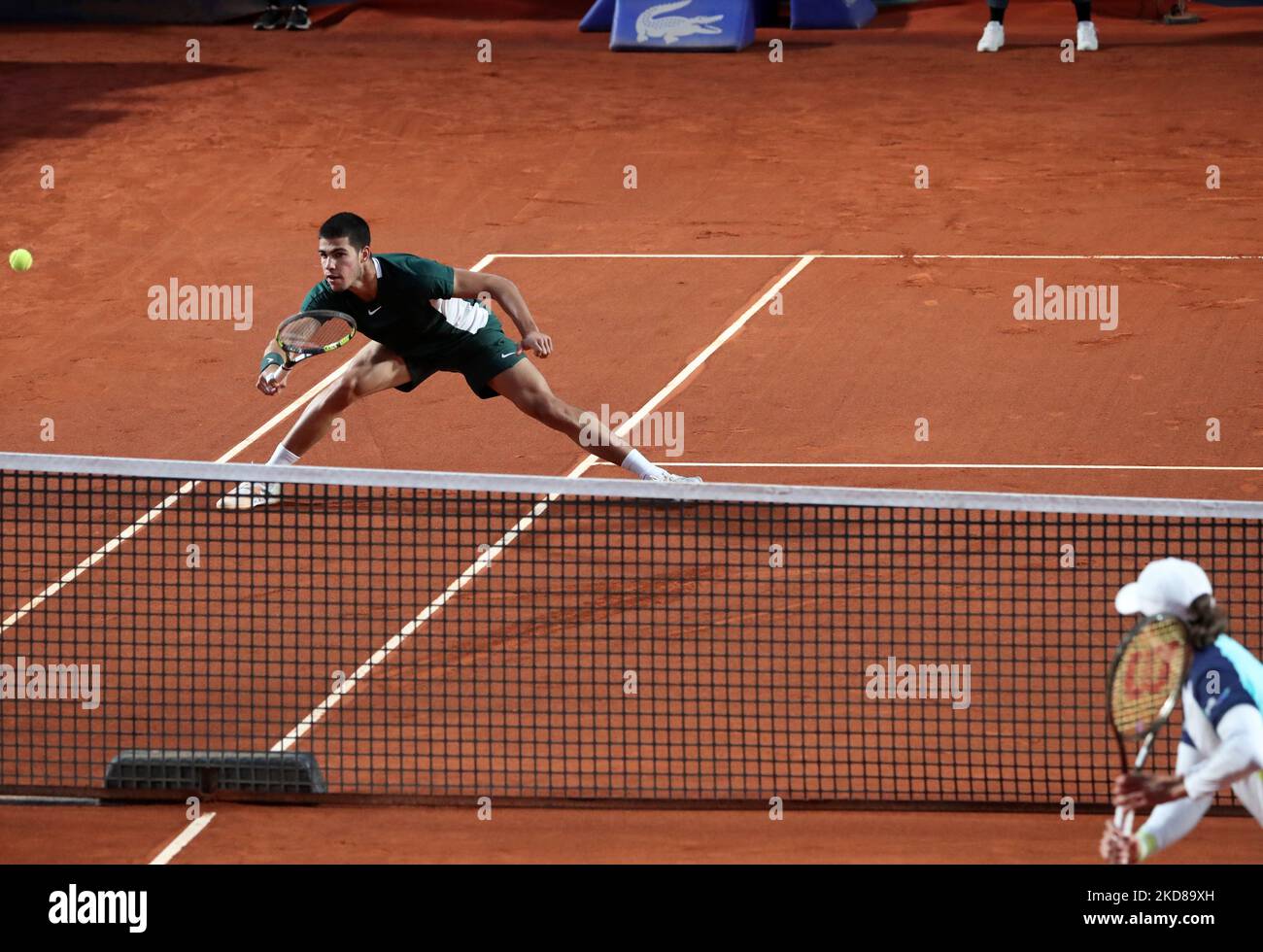 Carlos Alcaraz während des Spiels gegen Alex De Minaur, das dem Halbfinale des Barcelona Open Banc Sabadell Tennisturniers, 69. Conde de Godo Trophy, am 23.. April 2022 in Barcelona entspricht. (Foto von Joan Valls/Urbanandsport/NurPhoto) Stockfoto