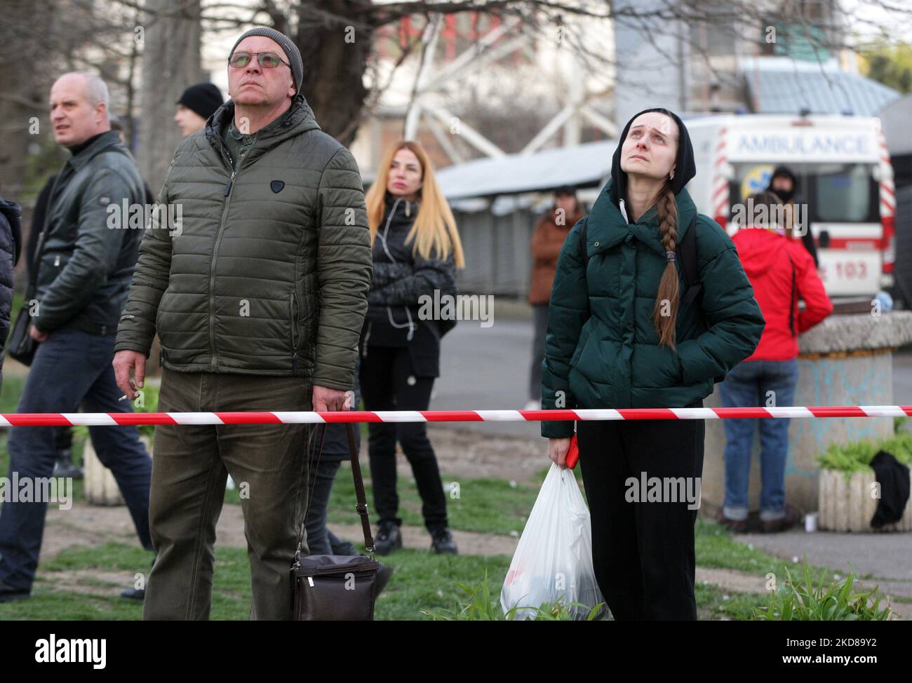 Die Einheimischen werden nach einem Raketenangriff in Odesa, Ukraine, am 23. April 2022 gesehen. Ukrainische Beamte berichteten, dass Russland sechs Marschflugkörper auf Odesa abgefeuert habe und dabei mindestens acht Menschen, darunter ein Baby, getötet habe. (Foto von STR/NurPhoto) Stockfoto