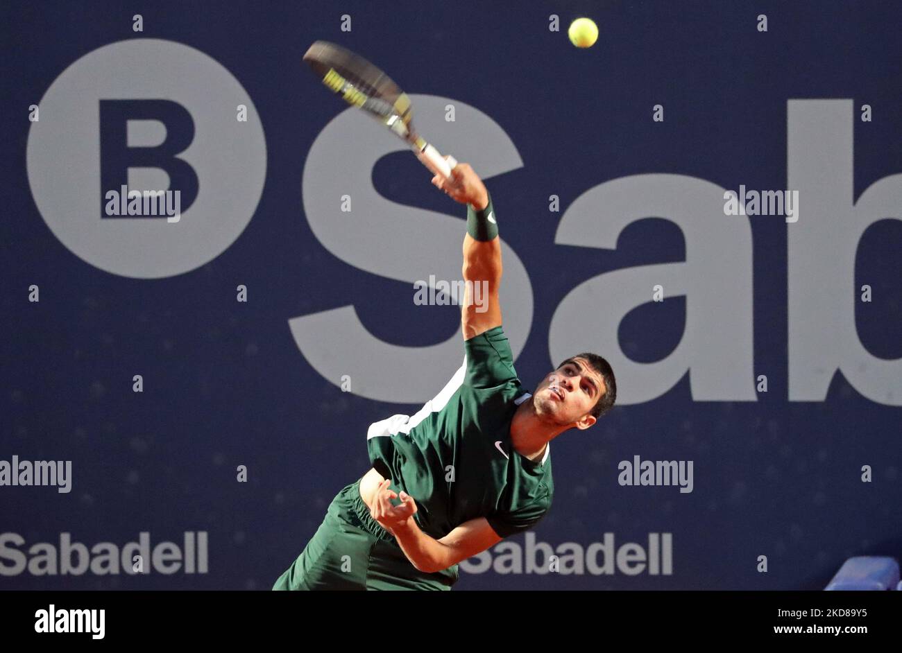 Carlos Alcaraz während des Spiels gegen Alex De Minaur, das dem Halbfinale des Barcelona Open Banc Sabadell Tennisturniers, 69. Conde de Godo Trophy, am 23.. April 2022 in Barcelona entspricht. (Foto von Joan Valls/Urbanandsport/NurPhoto) Stockfoto