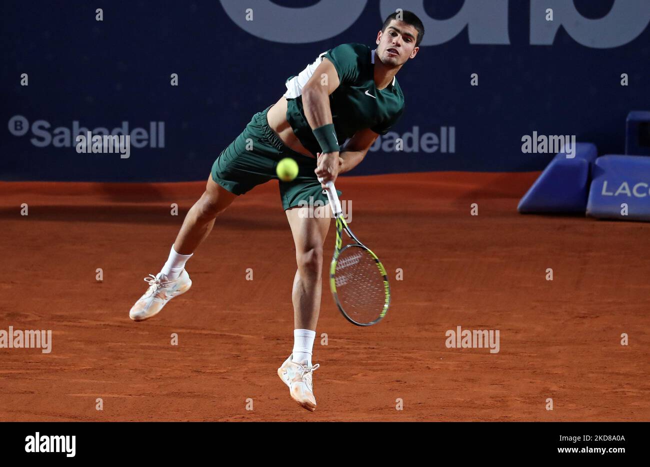 Carlos Alcaraz während des Spiels gegen Alex De Minaur, das dem Halbfinale des Barcelona Open Banc Sabadell Tennisturniers, 69. Conde de Godo Trophy, am 23.. April 2022 in Barcelona entspricht. (Foto von Joan Valls/Urbanandsport/NurPhoto) Stockfoto