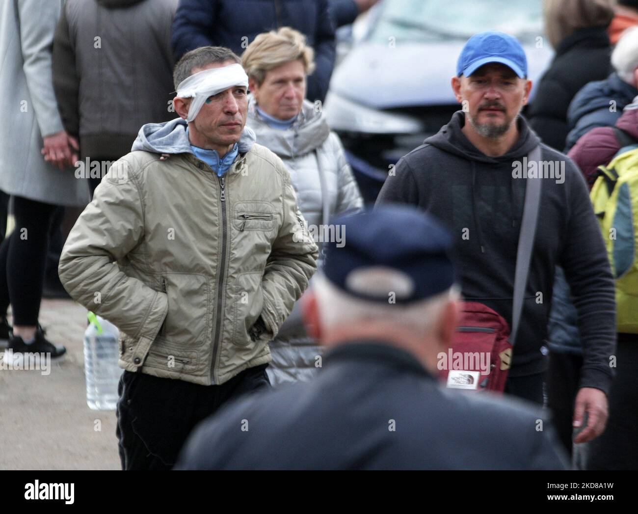 Die Einheimischen werden nach einem Raketenangriff in Odesa, Ukraine, am 23. April 2022 gesehen. Ukrainische Beamte berichteten, dass Russland sechs Marschflugkörper auf Odesa abgefeuert habe und dabei mindestens acht Menschen, darunter ein Baby, getötet habe. (Foto von STR/NurPhoto) Stockfoto