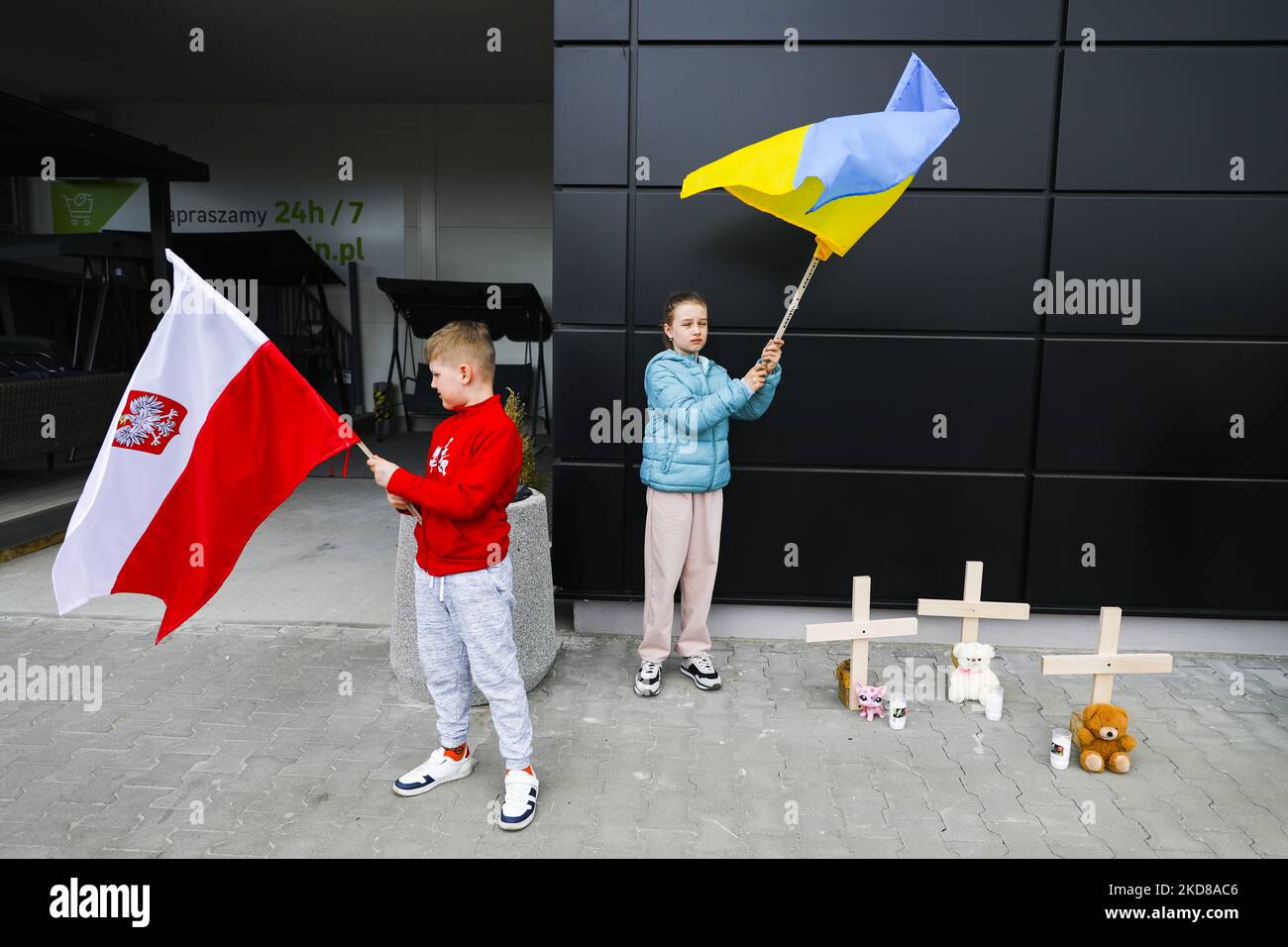 Kinder halten polnische und ukrainische Flaggen während eines Protestes vor dem Leroy Merlin Store, der zum Boykott der Marke aufruft. Andrychow, Polen am 23. April 2022. Leroy Merlin, Auchan und Decathlon, die zur gleichen französischen Holding gehören, haben nach der Invasion in der Ukraine ihre Geschäfte in Russland nicht eingestellt. (Foto von Beata Zawrzel/NurPhoto) Stockfoto