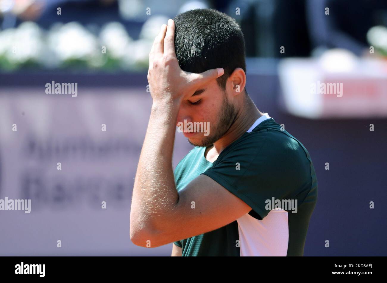 Carlos Alcaraz während der Wiederaufnahme des Spiels gegen Alex De Minaur, das dem Halbfinale des Barcelona Open Banc Sabadell Tennisturniers, 69. Conde de Godo Trophy, am 24.. April 2022 in Barcelona entspricht. (Foto von Joan Valls/Urbanandsport/NurPhoto) Stockfoto