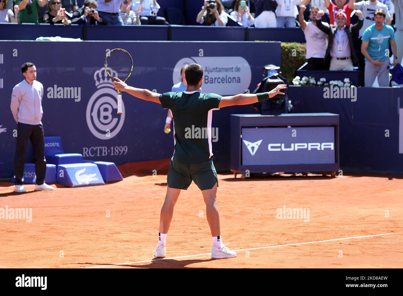 Carlos Alcaraz während der Wiederaufnahme des Spiels gegen Alex De Minaur, das dem Halbfinale des Barcelona Open Banc Sabadell Tennisturniers, 69. Conde de Godo Trophy, am 24.. April 2022 in Barcelona entspricht. (Foto von Joan Valls/Urbanandsport/NurPhoto) Stockfoto