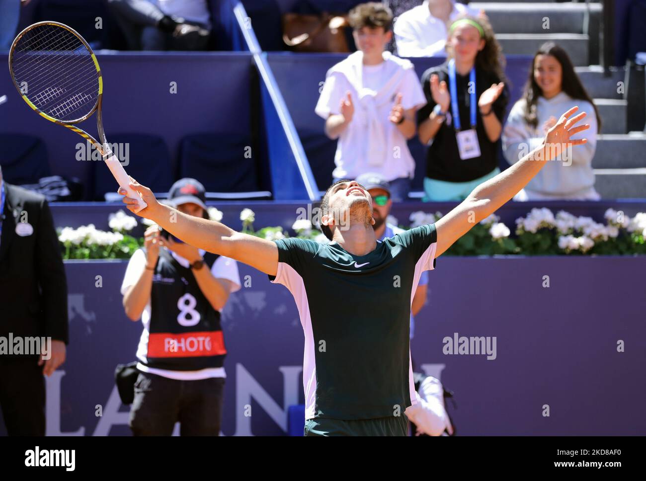 Carlos Alcaraz während der Wiederaufnahme des Spiels gegen Alex De Minaur, das dem Halbfinale des Barcelona Open Banc Sabadell Tennisturniers, 69. Conde de Godo Trophy, am 24.. April 2022 in Barcelona entspricht. (Foto von Joan Valls/Urbanandsport/NurPhoto) Stockfoto