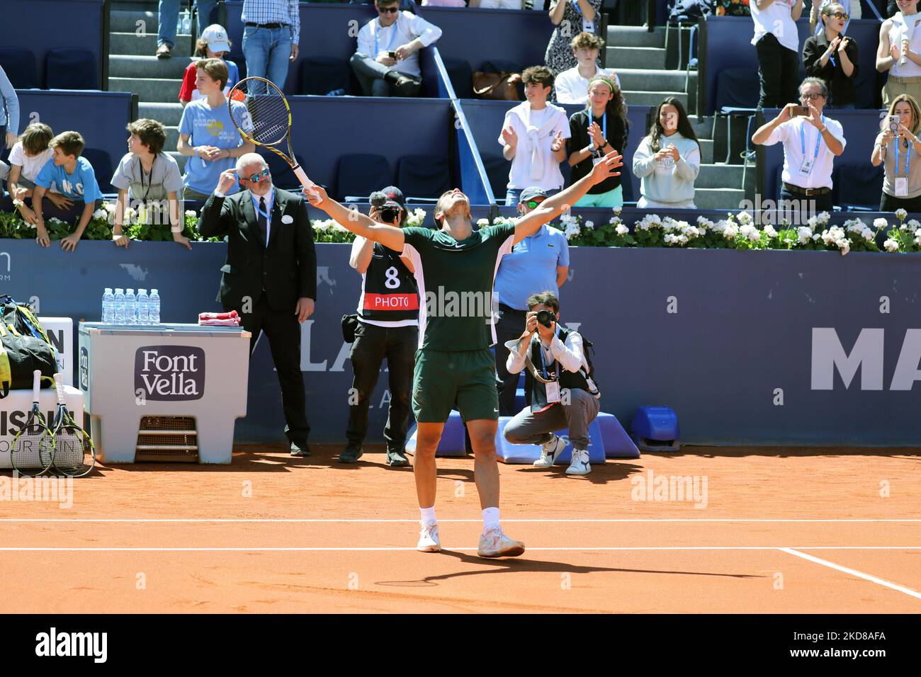 Carlos Alcaraz während der Wiederaufnahme des Spiels gegen Alex De Minaur, das dem Halbfinale des Barcelona Open Banc Sabadell Tennisturniers, 69. Conde de Godo Trophy, am 24.. April 2022 in Barcelona entspricht. (Foto von Joan Valls/Urbanandsport/NurPhoto) Stockfoto