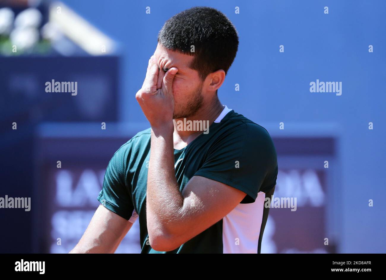 Carlos Alcaraz während der Wiederaufnahme des Spiels gegen Alex De Minaur, das dem Halbfinale des Barcelona Open Banc Sabadell Tennisturniers, 69. Conde de Godo Trophy, am 24.. April 2022 in Barcelona entspricht. (Foto von Joan Valls/Urbanandsport/NurPhoto) Stockfoto