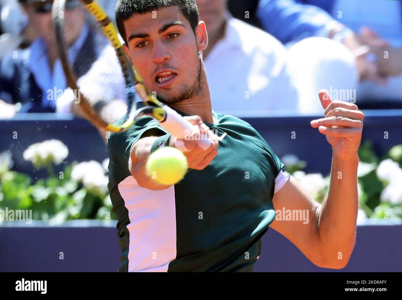 Carlos Alcaraz während der Wiederaufnahme des Spiels gegen Alex De Minaur, das dem Halbfinale des Barcelona Open Banc Sabadell Tennisturniers, 69. Conde de Godo Trophy, am 24.. April 2022 in Barcelona entspricht. (Foto von Joan Valls/Urbanandsport/NurPhoto) Stockfoto