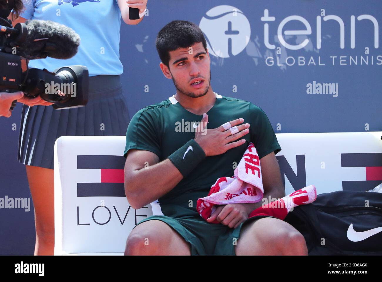 Carlos Alcaraz während der Wiederaufnahme des Spiels gegen Alex De Minaur, das dem Halbfinale des Barcelona Open Banc Sabadell Tennisturniers, 69. Conde de Godo Trophy, am 24.. April 2022 in Barcelona entspricht. (Foto von Joan Valls/Urbanandsport/NurPhoto) Stockfoto