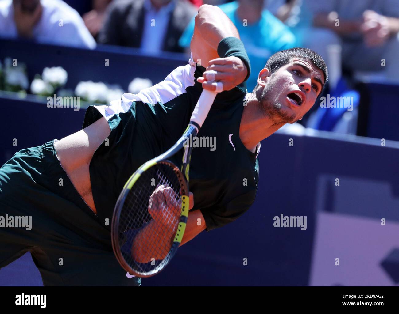 Carlos Alcaraz während der Wiederaufnahme des Spiels gegen Alex De Minaur, das dem Halbfinale des Barcelona Open Banc Sabadell Tennisturniers, 69. Conde de Godo Trophy, am 24.. April 2022 in Barcelona entspricht. (Foto von Joan Valls/Urbanandsport/NurPhoto) Stockfoto
