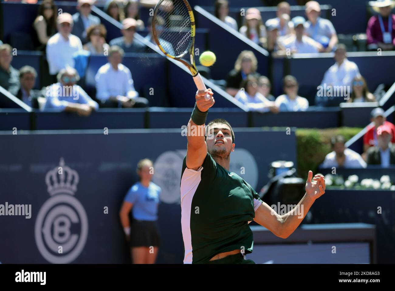 Carlos Alcaraz während der Wiederaufnahme des Spiels gegen Alex De Minaur, das dem Halbfinale des Barcelona Open Banc Sabadell Tennisturniers, 69. Conde de Godo Trophy, am 24.. April 2022 in Barcelona entspricht. (Foto von Joan Valls/Urbanandsport/NurPhoto) Stockfoto