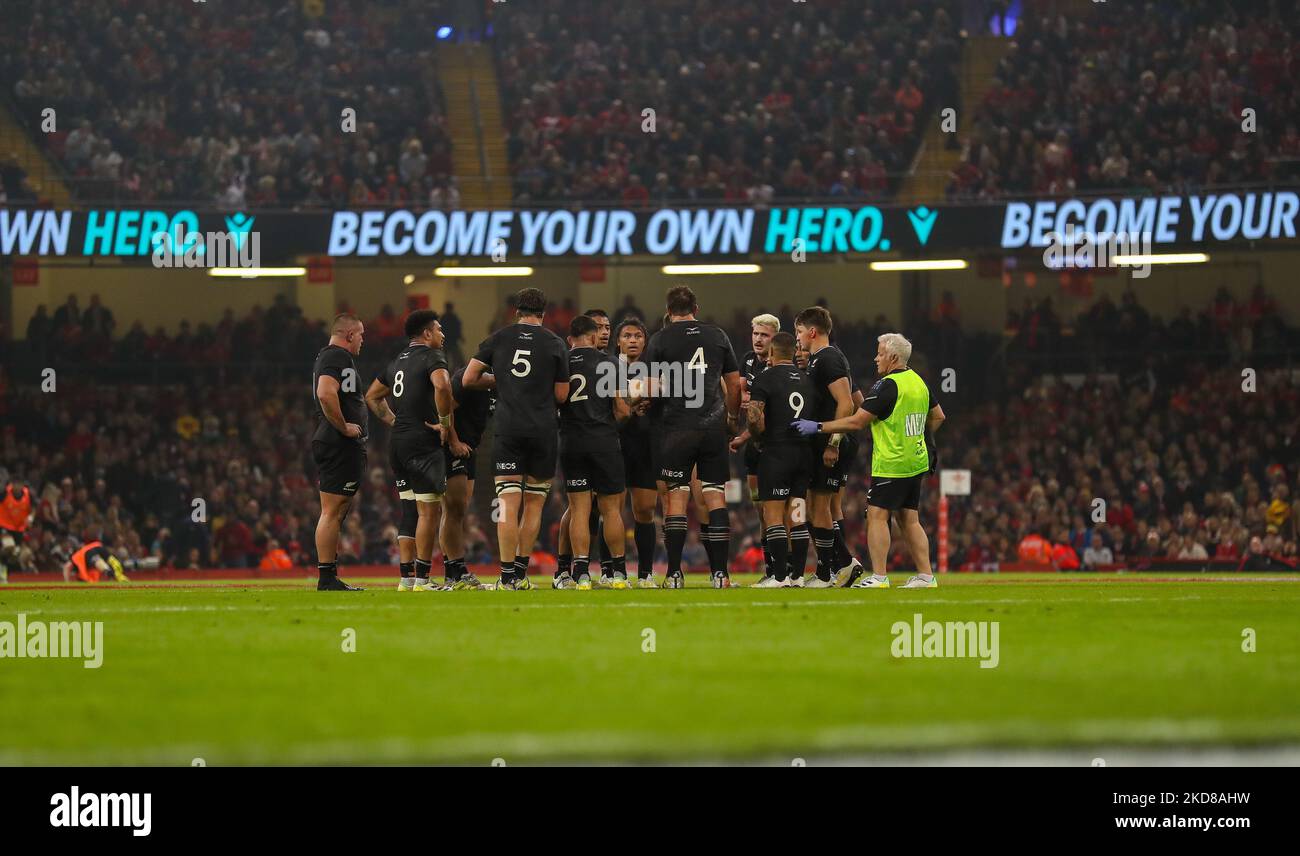 5.. November 2022; Fürstentum Stadium, Cardiff, Wales: Herbst-Rugby Wales gegen Neuseeland: Das neuseeländische Team nimmt während einer Spielpause Wasser auf Stockfoto