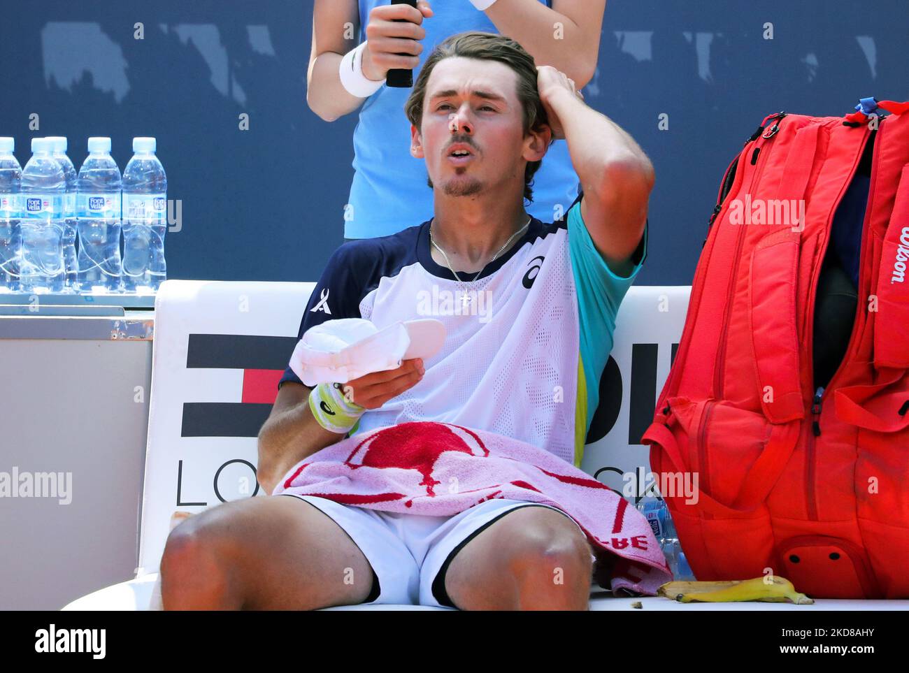 Alex De Minaur während der Wiederaufnahme des Spiels gegen, entsprechend dem Halbfinale des Barcelona Open Banc Sabadell Tennisturniers, 69. Conde de Godo Trophy, in Barcelona, am 24.. April 2022. (Foto von Joan Valls/Urbanandsport/NurPhoto) Stockfoto