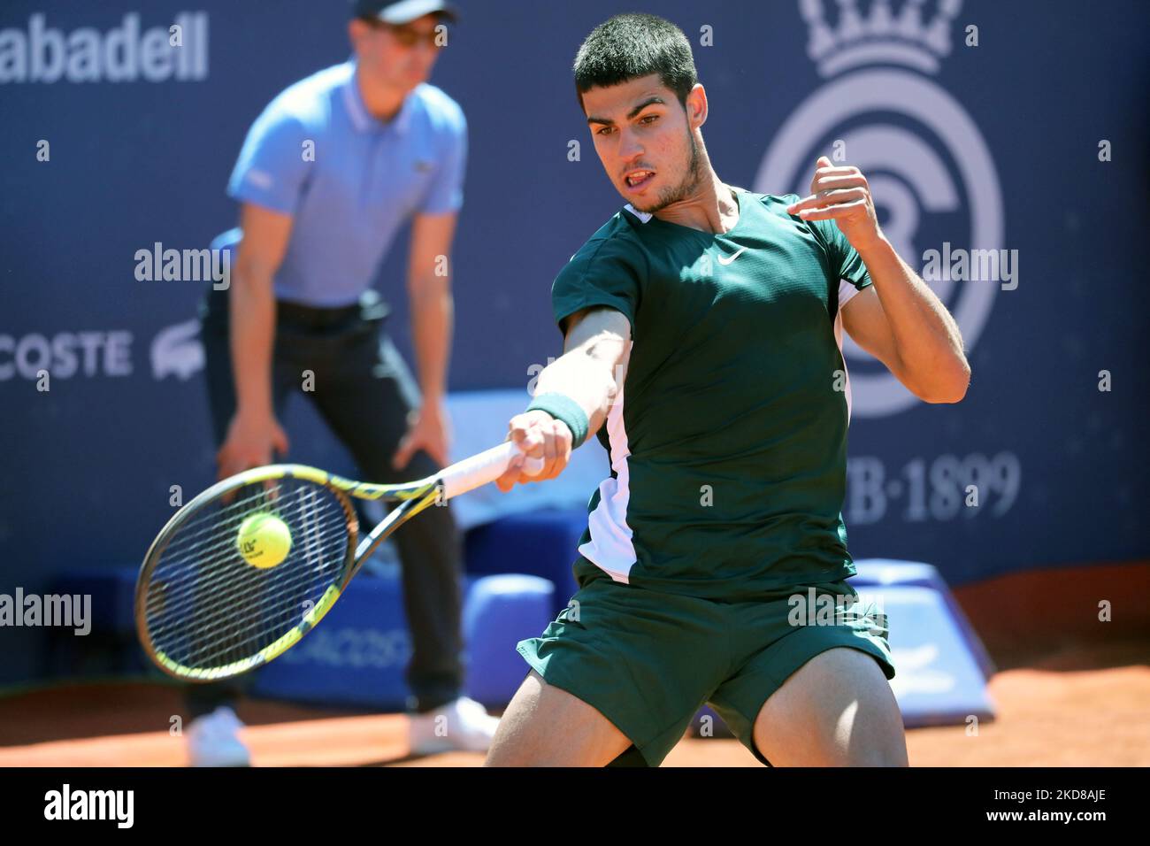 Carlos Alcaraz während der Wiederaufnahme des Spiels gegen Alex De Minaur, das dem Halbfinale des Barcelona Open Banc Sabadell Tennisturniers, 69. Conde de Godo Trophy, am 24.. April 2022 in Barcelona entspricht. (Foto von Joan Valls/Urbanandsport/NurPhoto) Stockfoto
