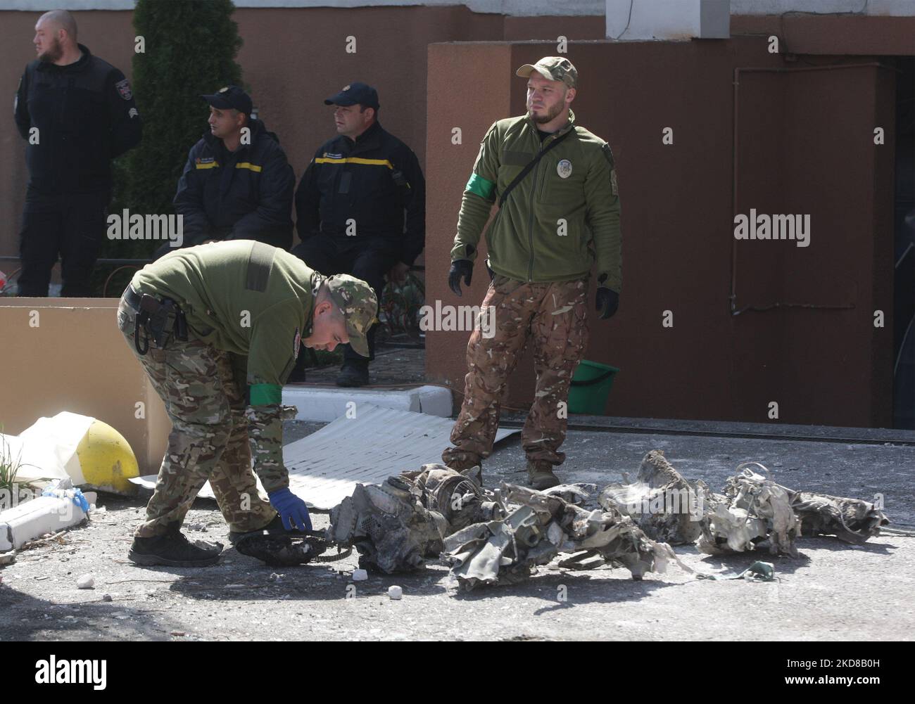 Polizeibeamte arbeiten in einem Wohngebäude, das am 24. April 2022 von einem Raketenangriff in Odesa, Ukraine, getroffen wurde. Am 23. April berichteten ukrainische Beamte, dass Russland sechs Raketen auf Odesa abgefeuert habe und dabei mindestens acht Menschen, darunter ein Baby, getötet habe. (Foto von STR/NurPhoto) Stockfoto