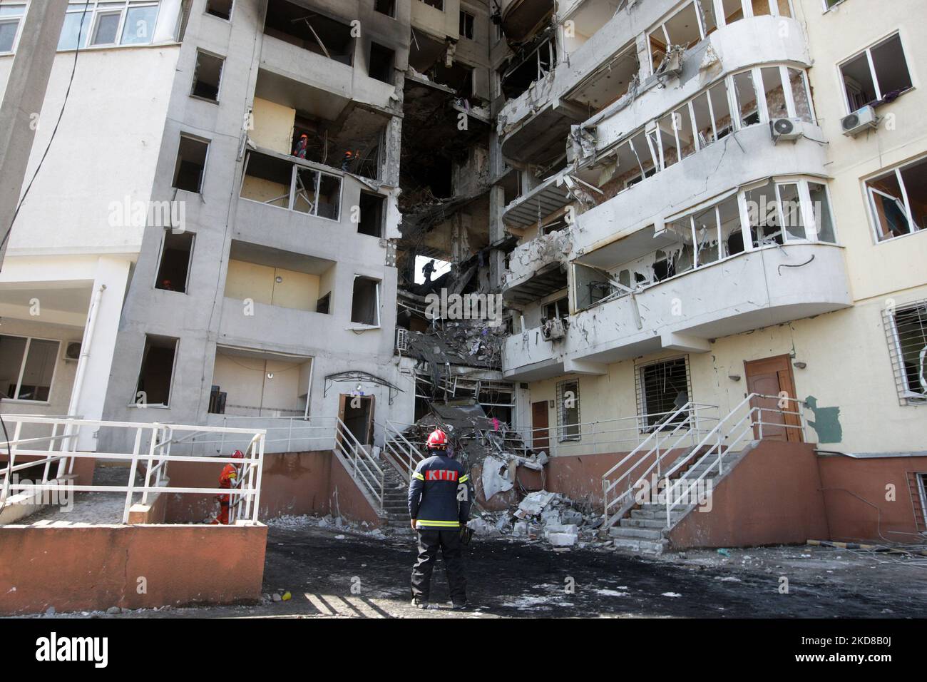 Rettungskräfte entfernen die Trümmer eines Wohngebäudes, das am 24. April 2022 von einem Raketenangriff in Odesa, Ukraine, getroffen wurde. Am 23. April berichteten ukrainische Beamte, dass Russland sechs Raketen auf Odesa abgefeuert habe und dabei mindestens acht Menschen, darunter ein Baby, getötet habe. (Foto von STR/NurPhoto) Stockfoto